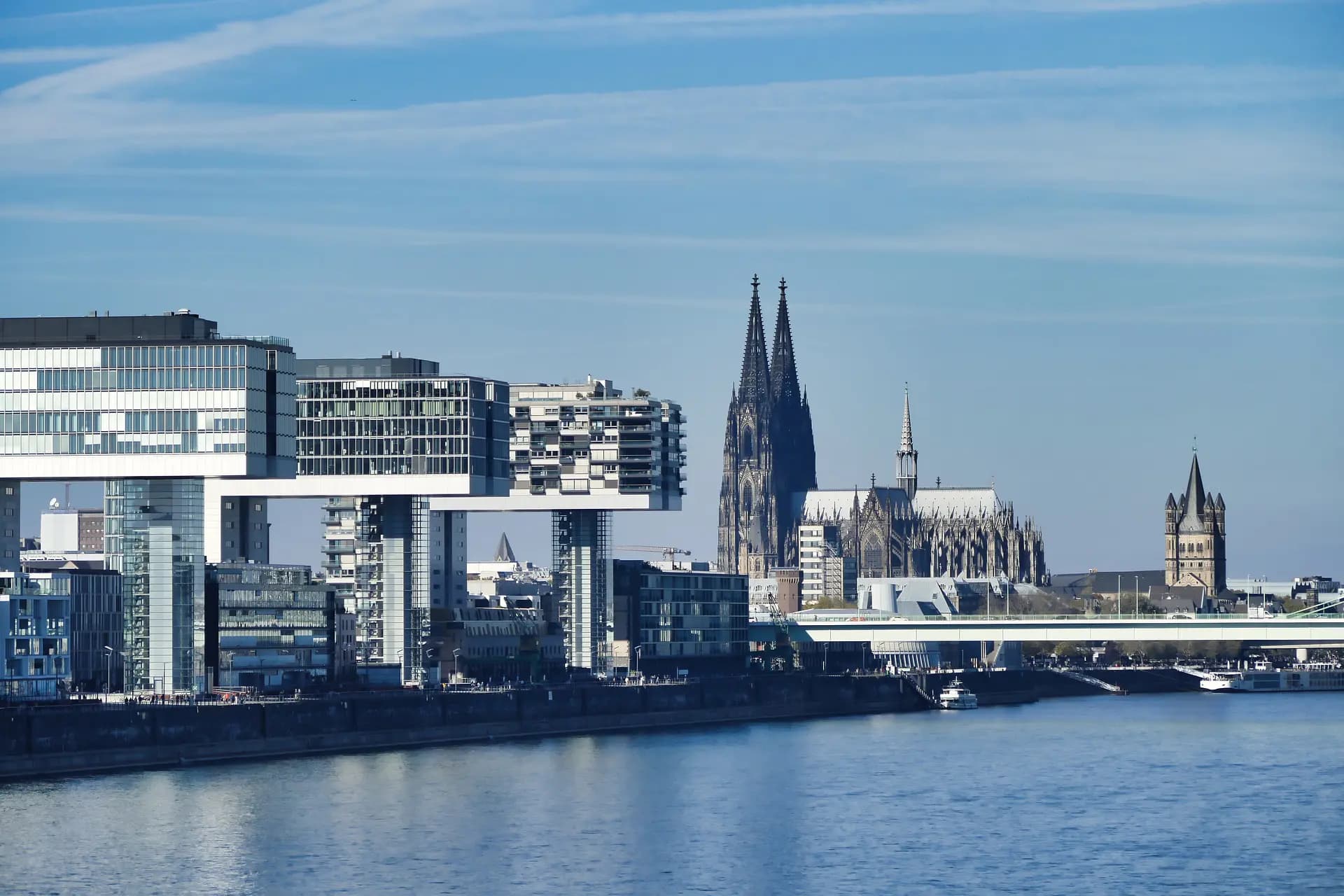 Kranhäuser am Rheinauhafen und Kölner Dom am Rhein.